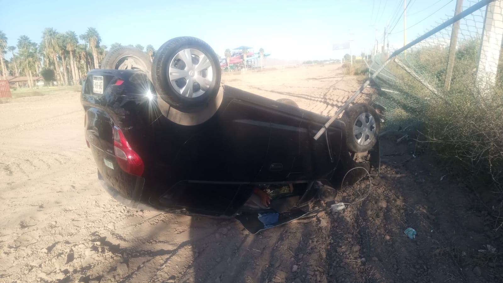 Vuelca vehículo tras impacto en la carretera Torreón-Matamoros