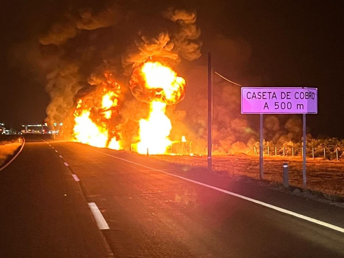 Overturned, explosion and fuel pipe fire on the Allende-Rosita highway, claiming one life