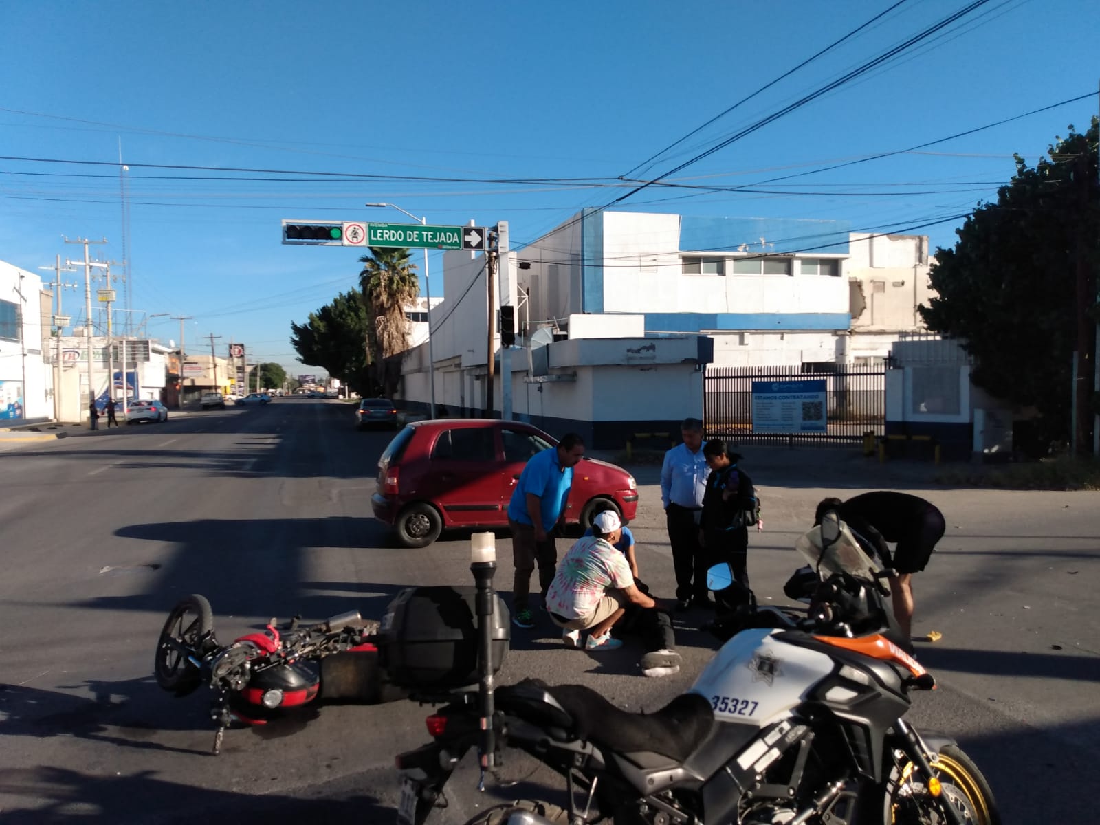 Menor en moto acaba en el hospital tras sufrir accidente en Torreón