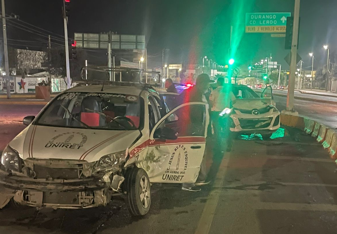 Fuerte choque entre un taxi y una camioneta frente al Lienzo Charro de Gómez Palacio