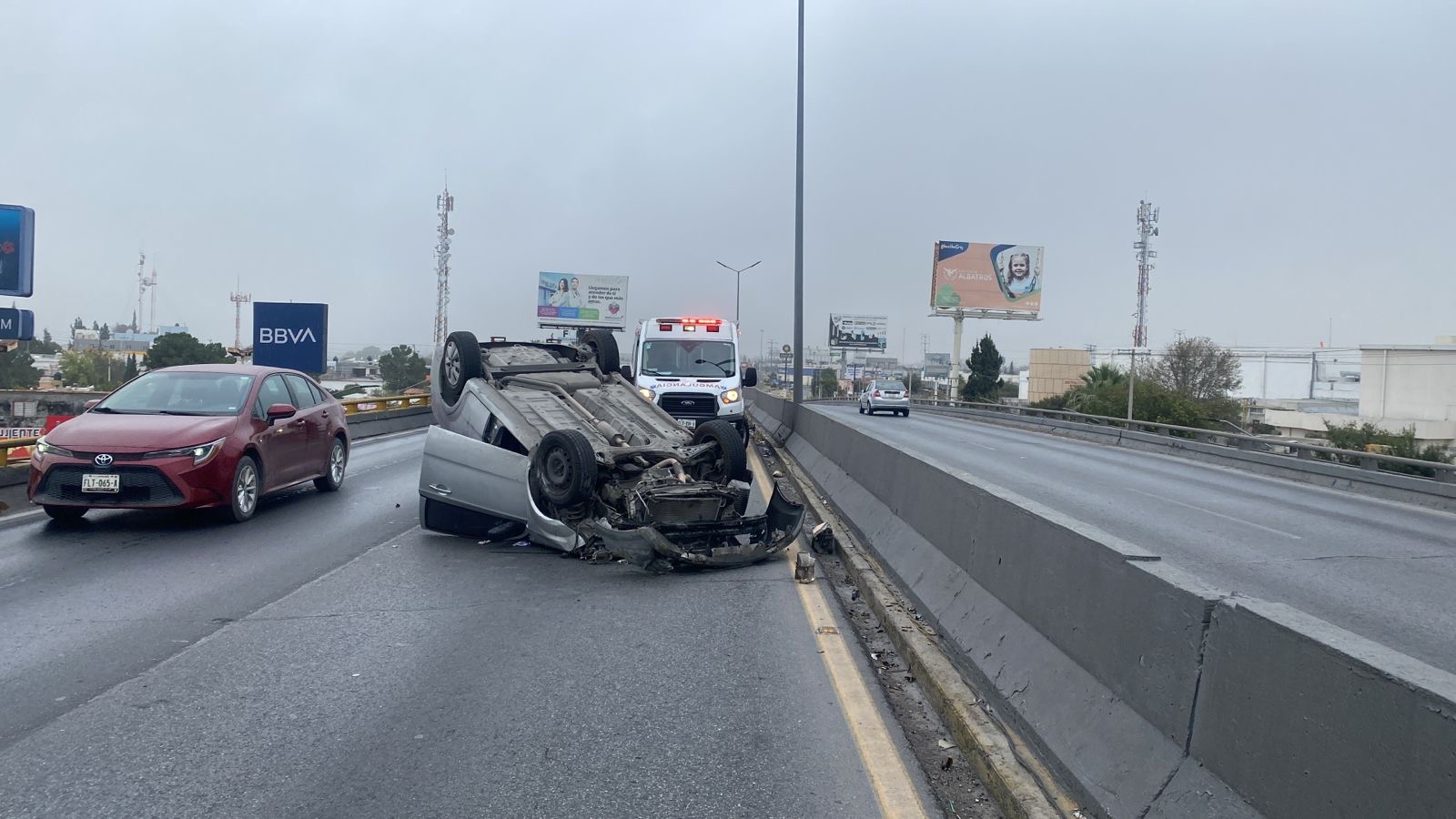 Cansancio al volante; joven vuelca su auto en Ramos Arizpe