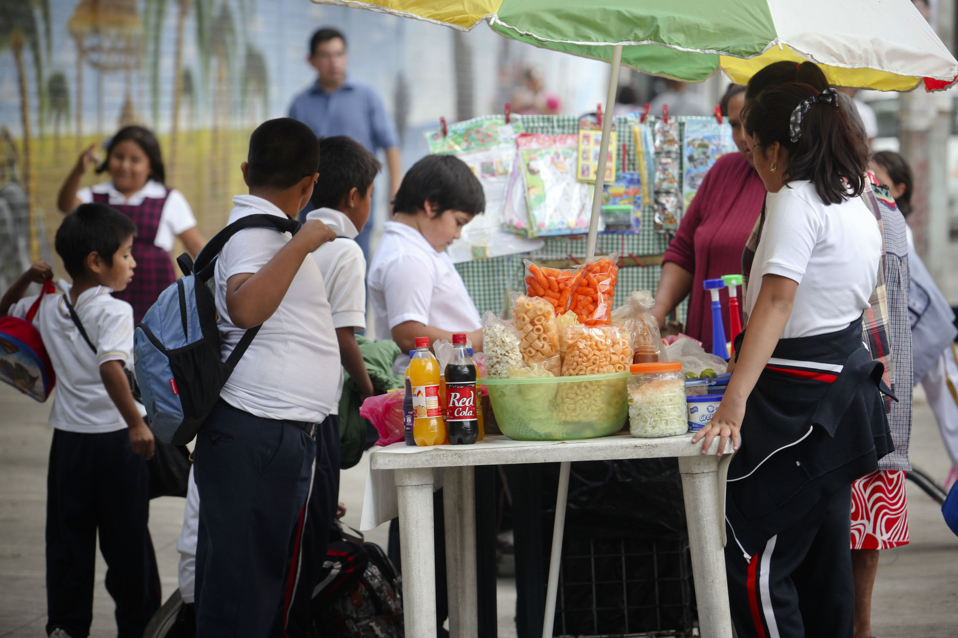 En La Laguna de Durango se reforzará la vigilancia en las tienditas escolares para evitar la venta de comida chatarra. (ARCHIVO)