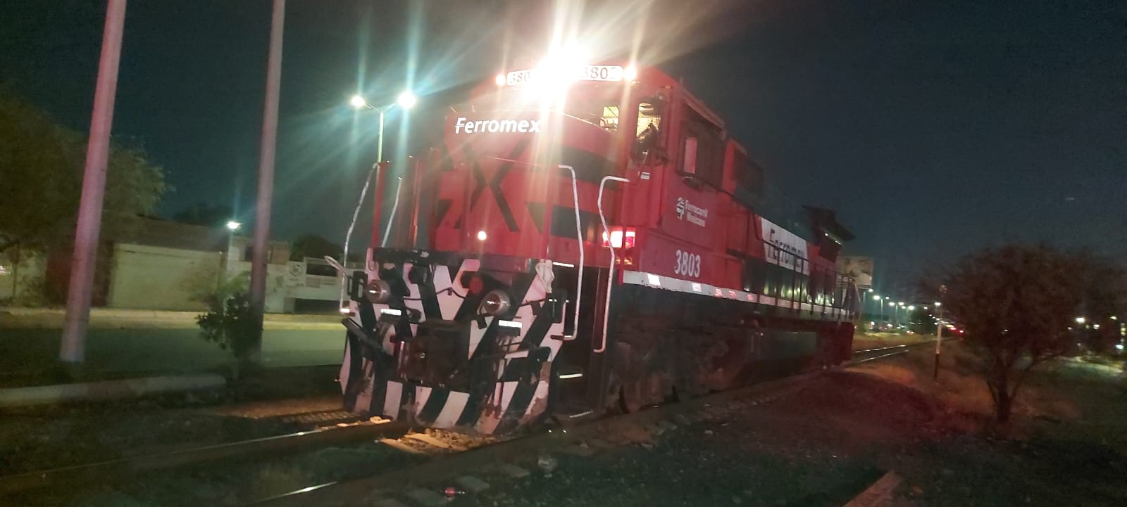 Tráiler intenta ganarle el paso al tren en Gómez Palacio