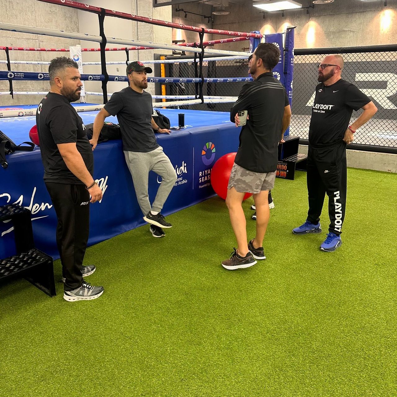 El boxeador nacido en Parral, Chihuahua, pero avecindado en Torreón, charla con su equipo de trabajo en la capital de Arabia Saudita.