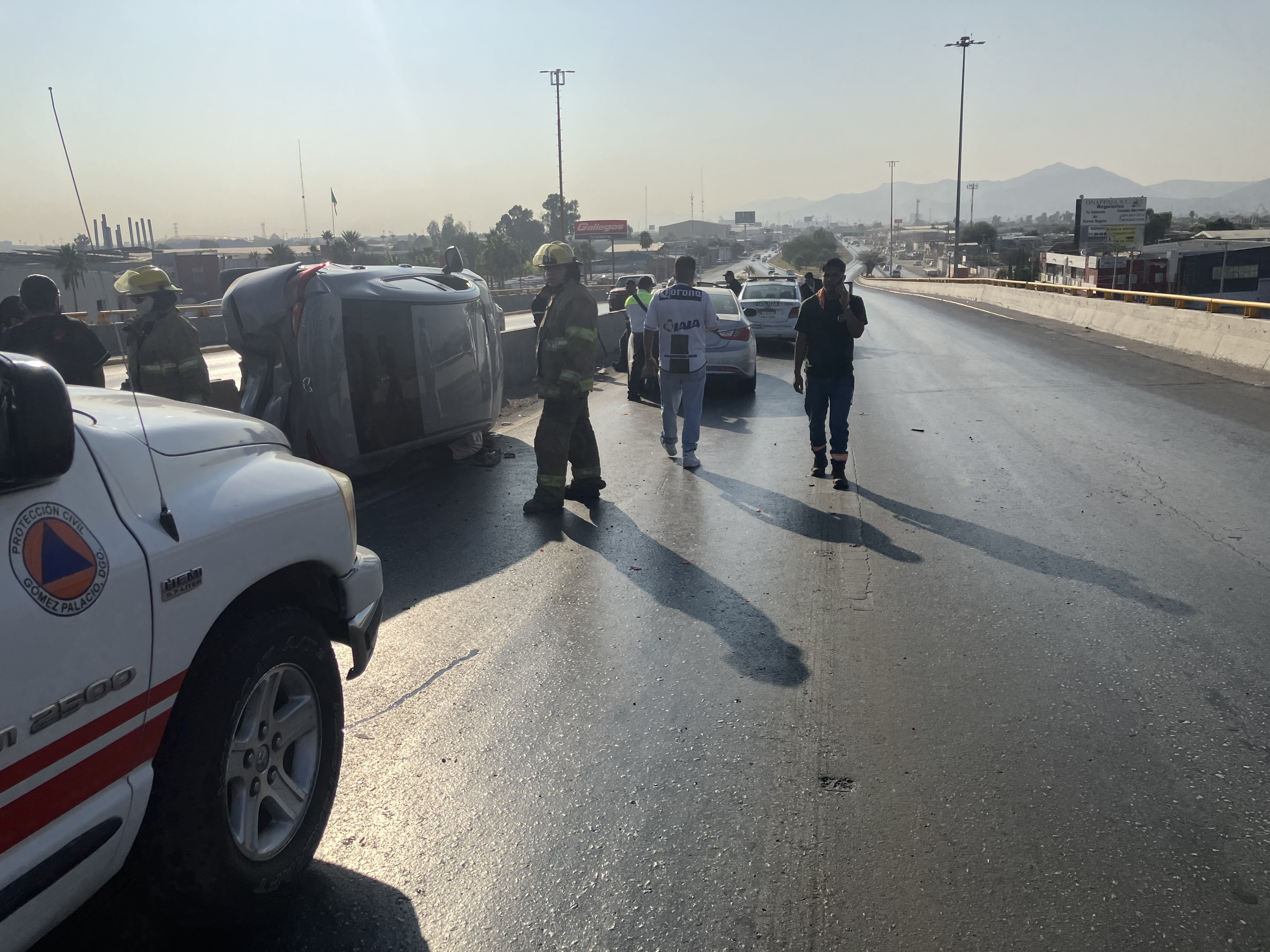 Vuelva vehículo último modelo tras fuerte accidente en el puente Tlahualilo de Gómez Palacio