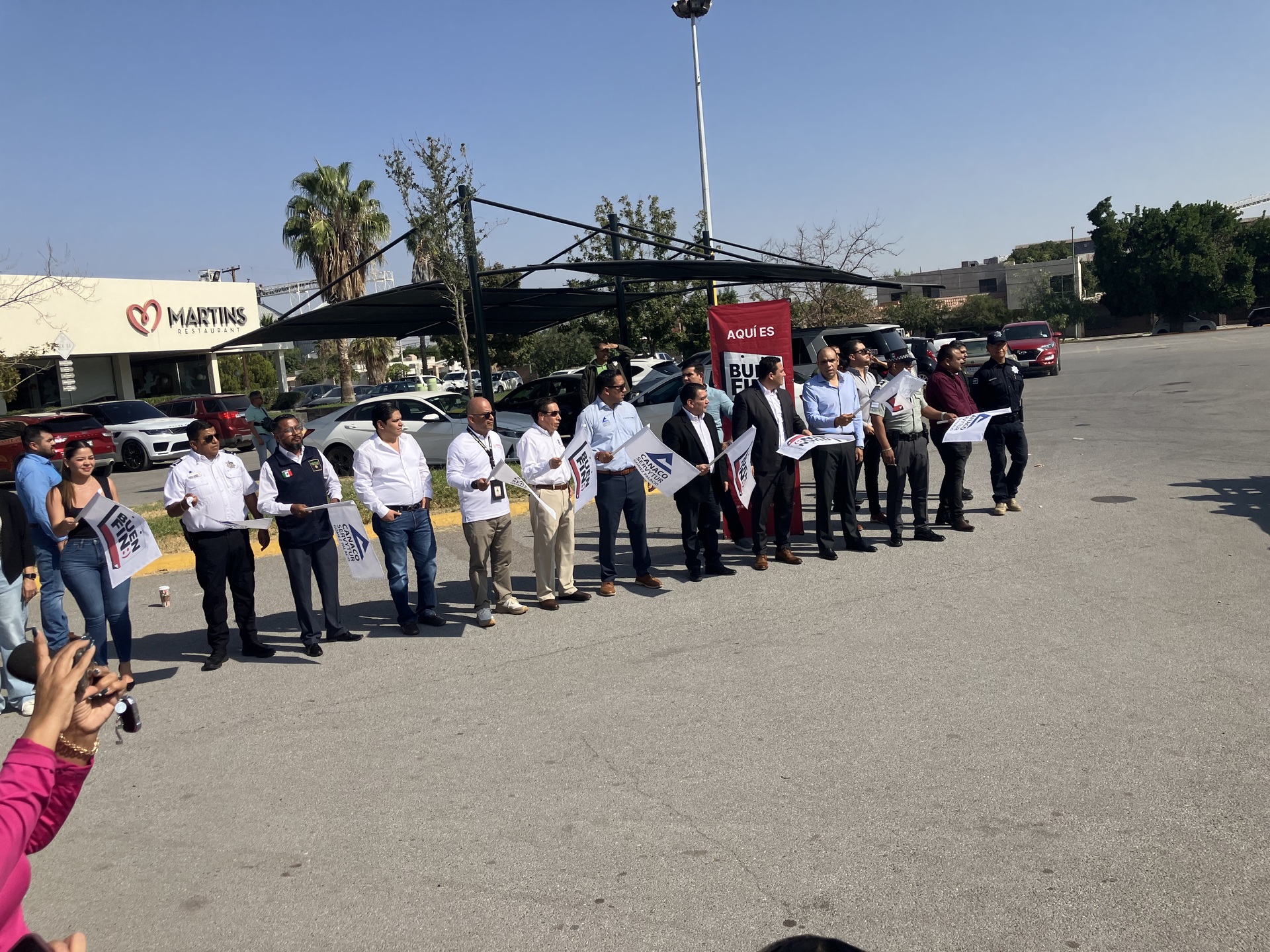 Arranque del operativo del Buen Fin se realizó la mañana de este jueves en el estacionamiento de un restaurante ubicado en el cruce del bulevar Miguel Alemán y la calle Victoria de Gómez Palacio. (EL SIGLO DE TORREÓN)