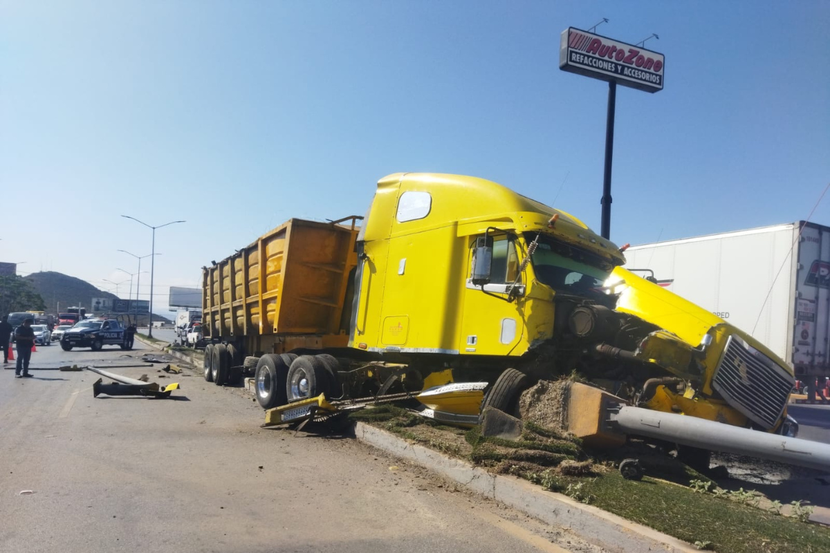 Tractocamión derriba luminarias al intentar evitar choque en Ramos Arizpe