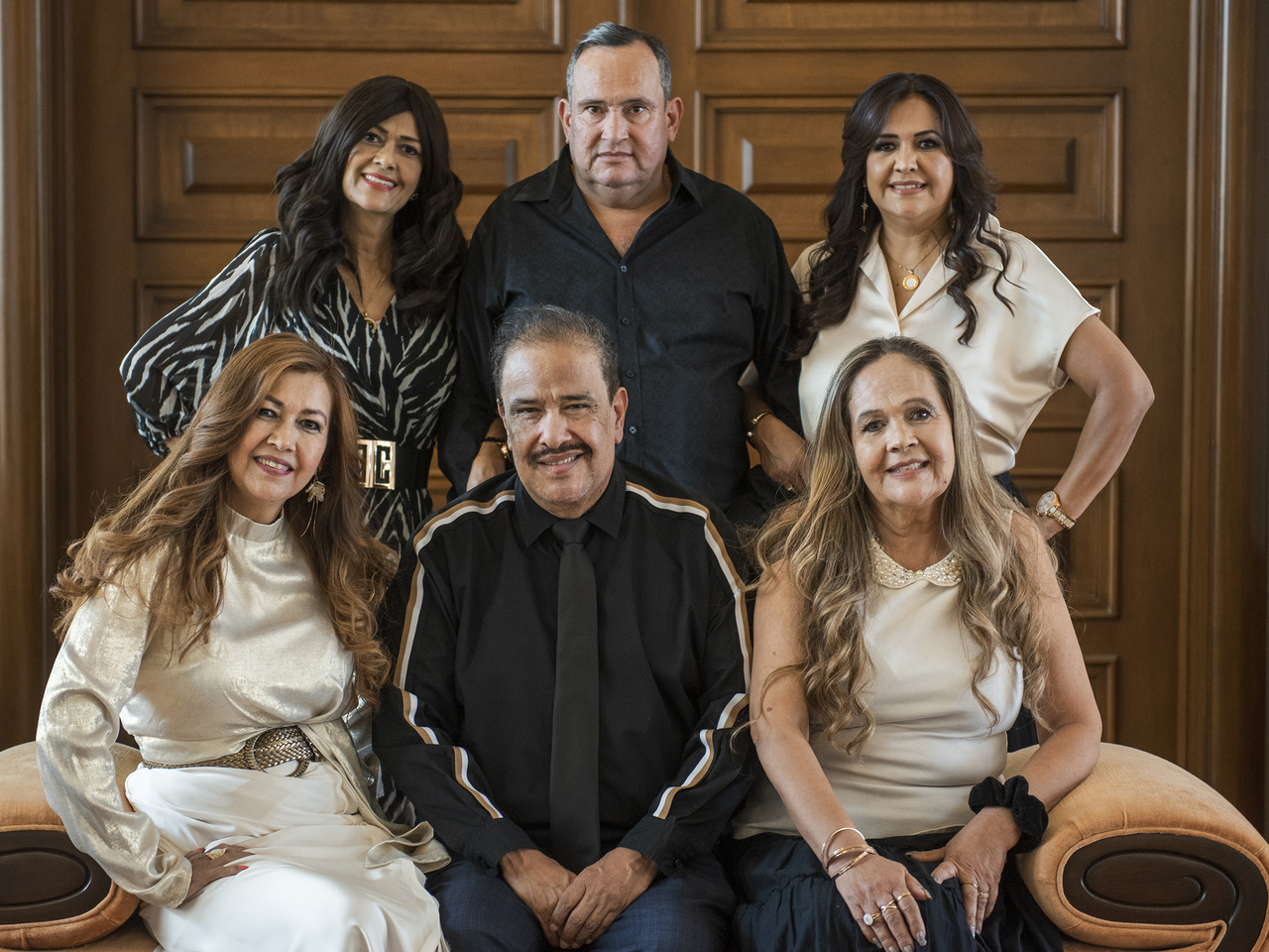 Los hermanos Jorge, Lety, Sandra, Carmen, Silvia y Pablo Torres Fernández.- Érick Sotomayor Fotografía.