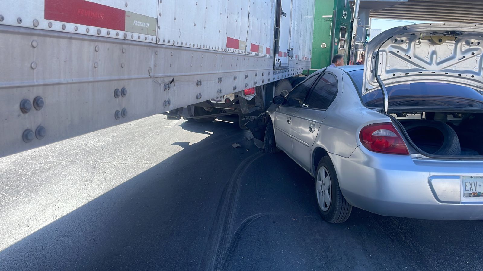 Tráiler corta el paso a vehículo en el periférico Raúl López Sánchez