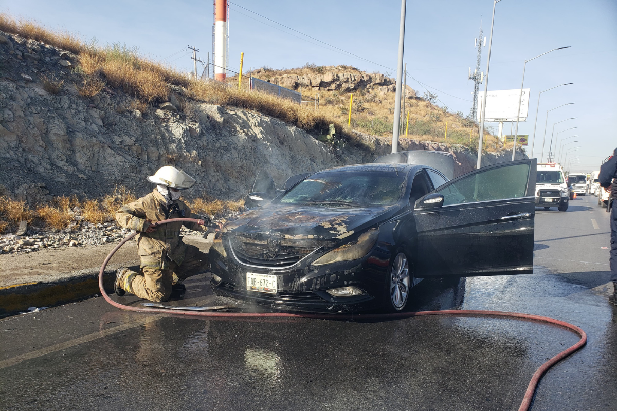 Se incendia vehículo en Ramos Arizpe por posible corto circuito