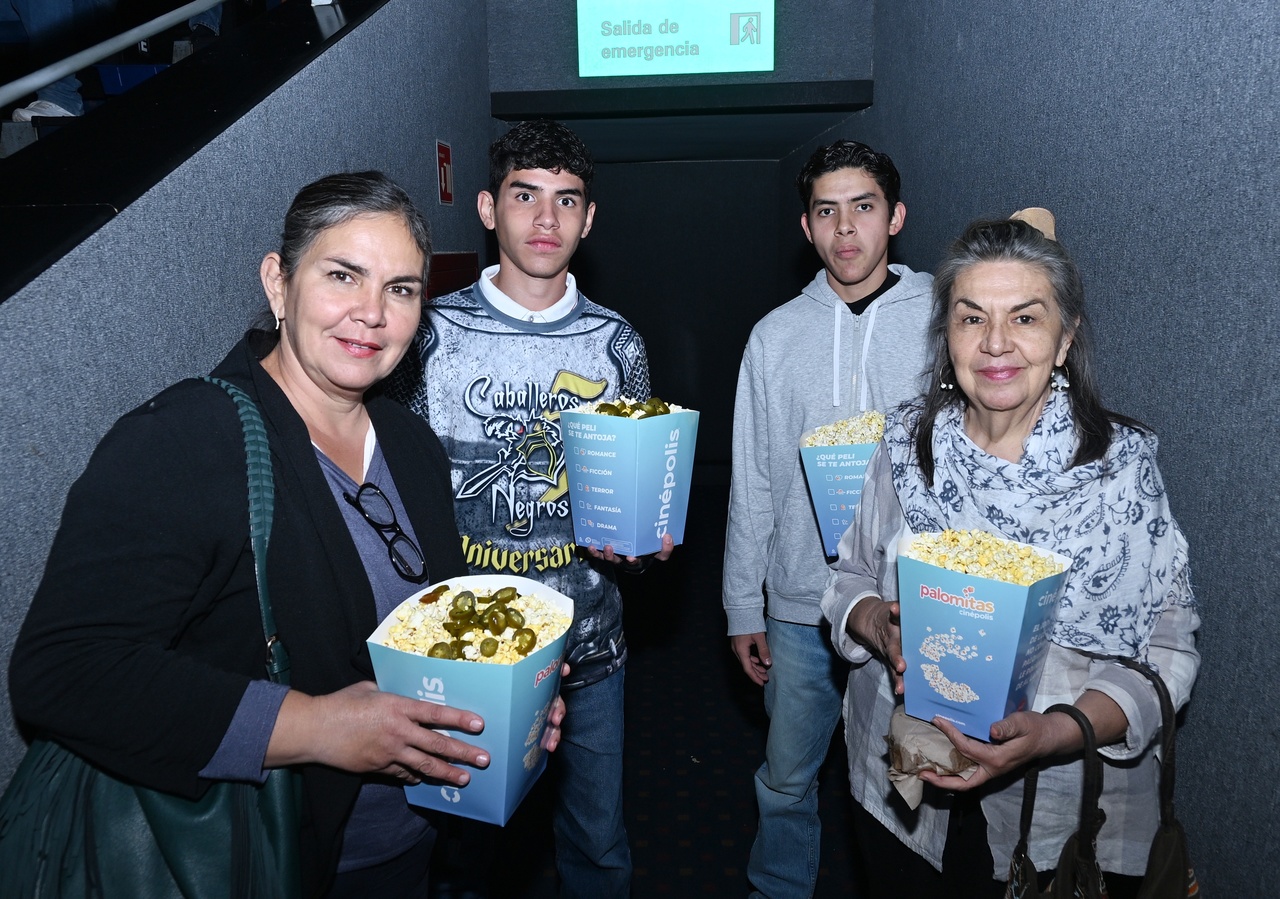 Noche de cine. Sandra, Ricardo, Santiago y Clara disfrutaron de la premier organizada por El Siglo de Torreón.