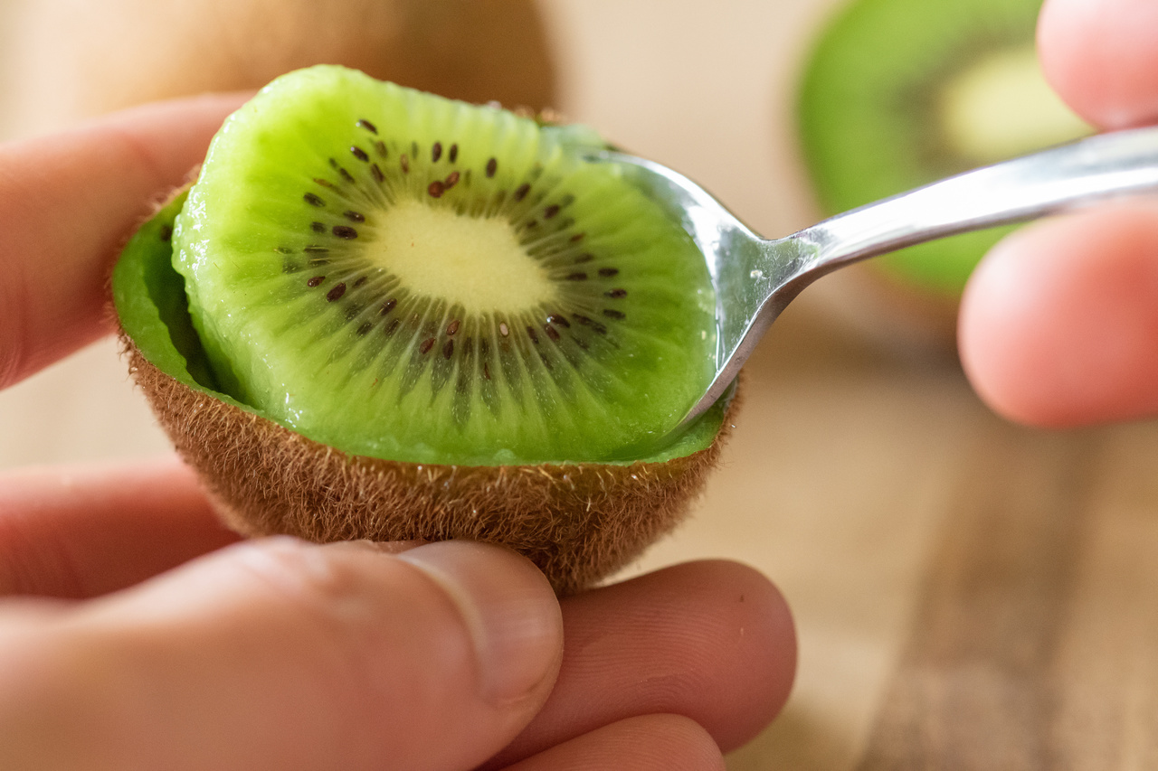 La cáscara del kiwi es fuente rica de fibra dietética, mejora la salud digestiva, regula el tránsito intestinal y previene el estreñimiento.