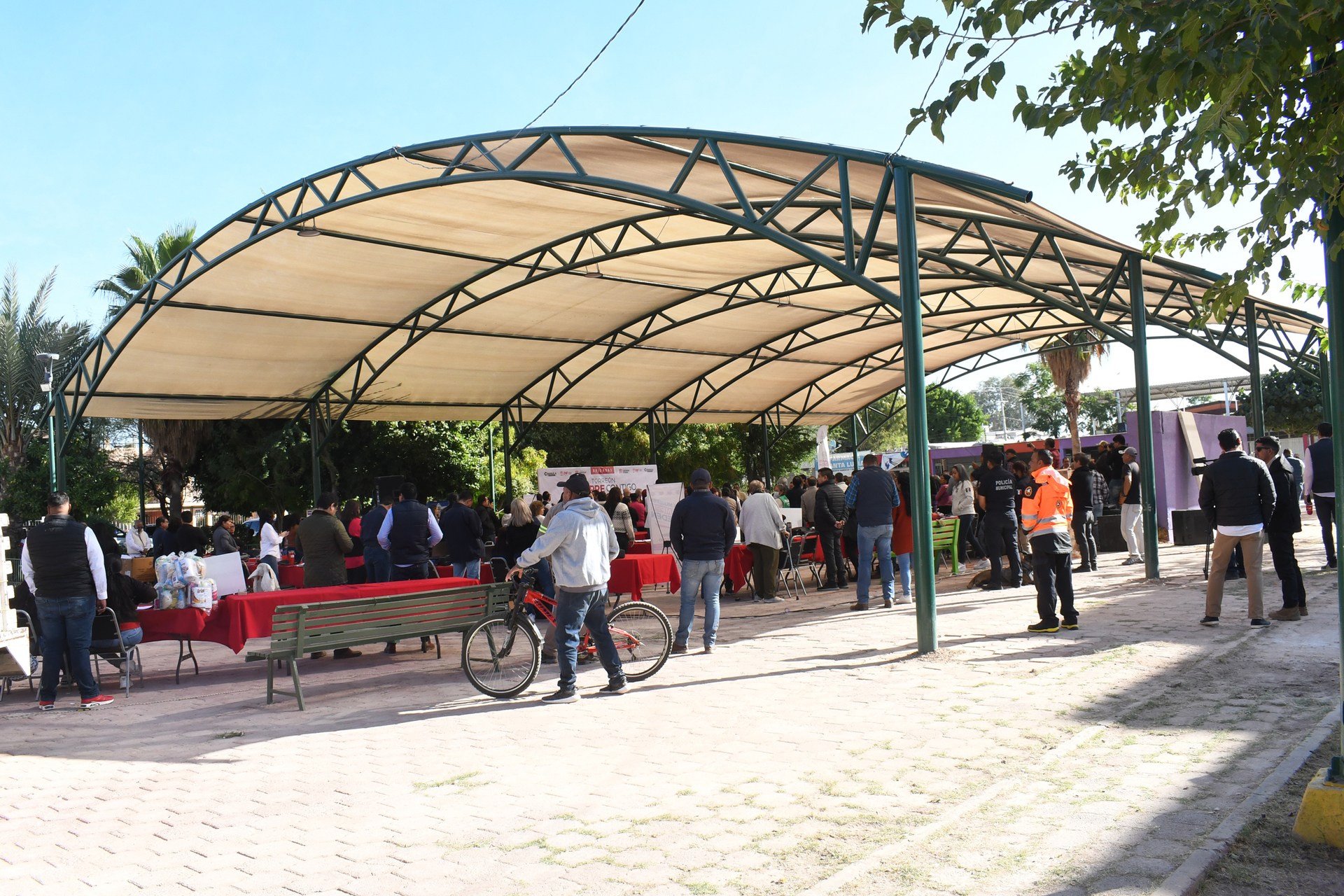 Se entregó una techumbre en colonia Fovissste La Rosita, donde también hubo brigada de servicios. (EL SIGLO DE TORREÓN)