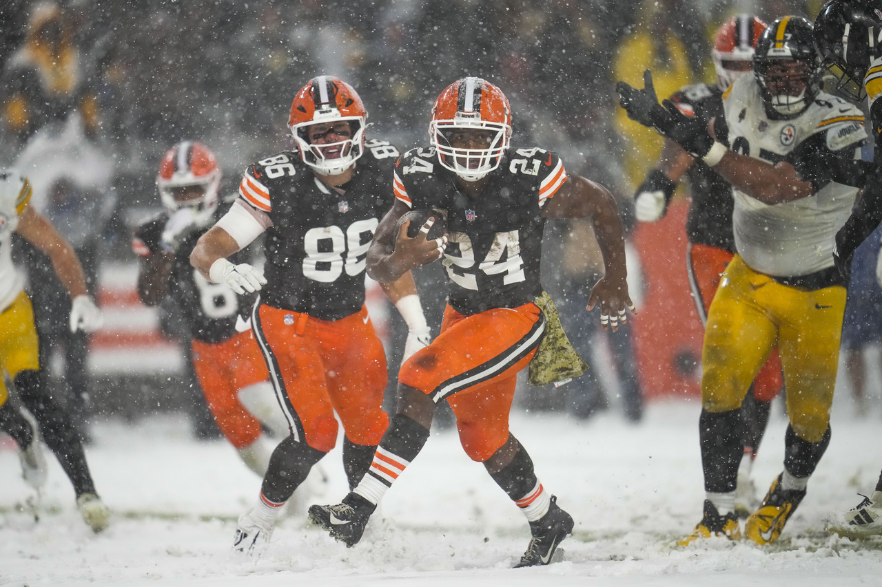 El corredor Nick Chubb (24) logró un espectacular touchdown con el reloj encima y entre la nieve que cubrió el campo del Huntington Bank Field, para darle un importante triunfo a Cleveland frente a su gente.