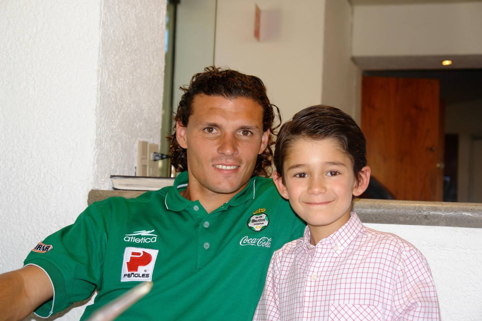 El exdefensa central fue parte del equipo que peleó la permanencia y luego se coronó en el Clausura 2008 de la Liga MX; en la foto aparece junto al ahora presidente santista, AlecoIrarragorri. (Especial)