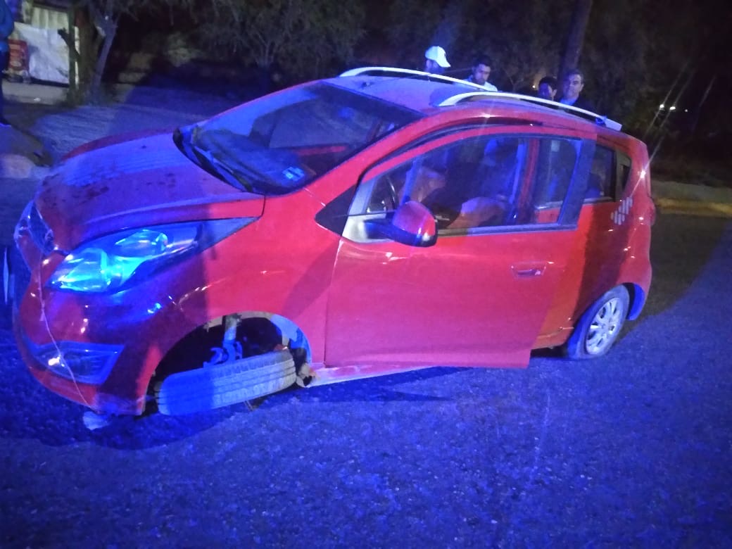 Tráiler impacta dos vehículos frente a la Termoeléctrica de Lerdo