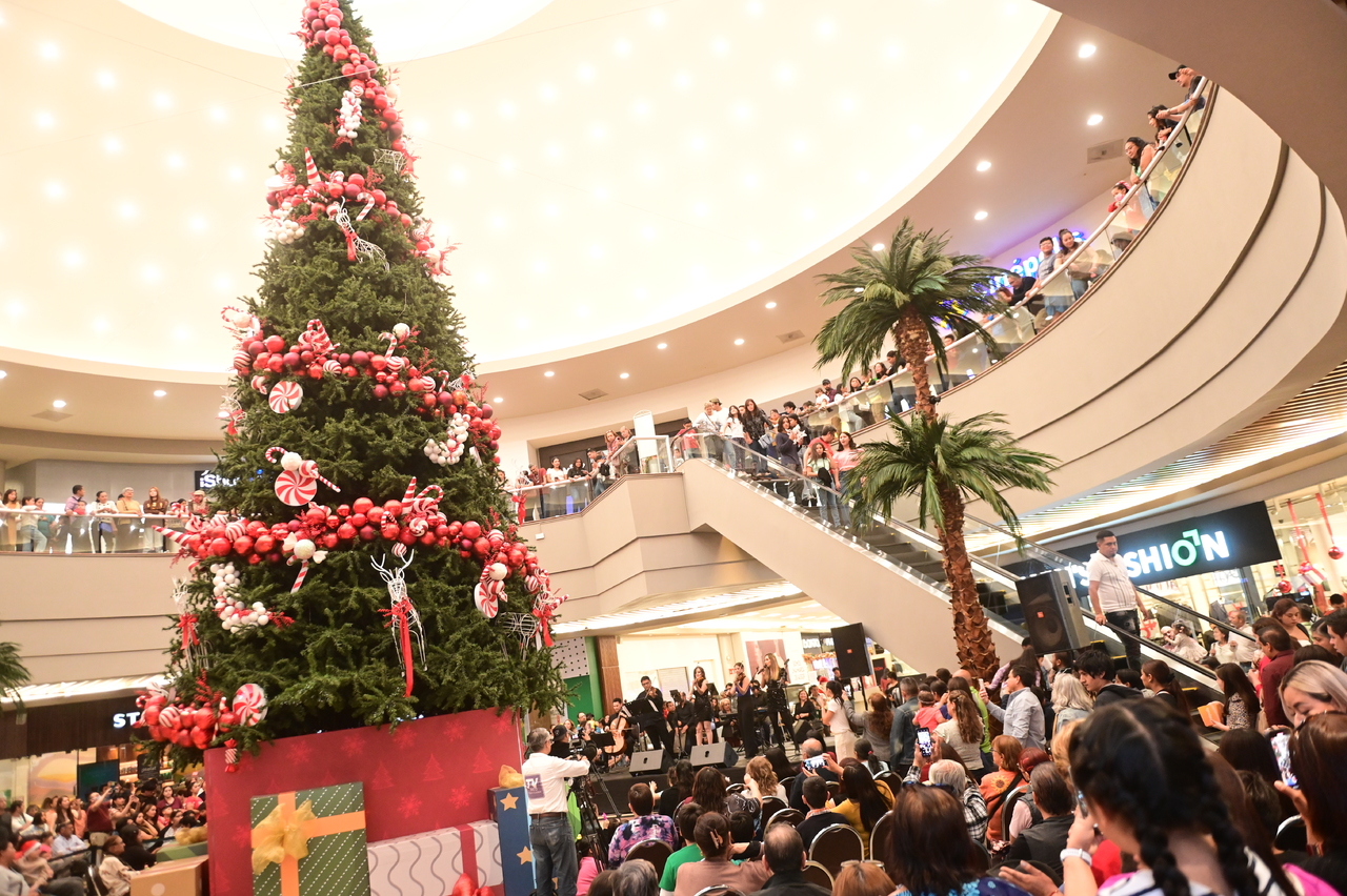 La tarde del domingo se realizó el encendido navideño de la Plaza Cuatro Caminos (EL SIGLO DE TORREÓN)