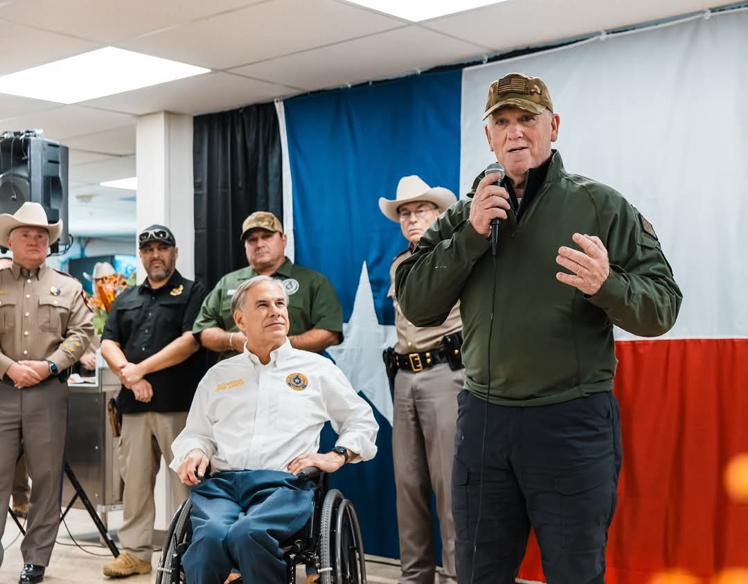 Visitan Greg Abbott y el próximo Zar de la Frontera, a militares asentados en Eagle Pass