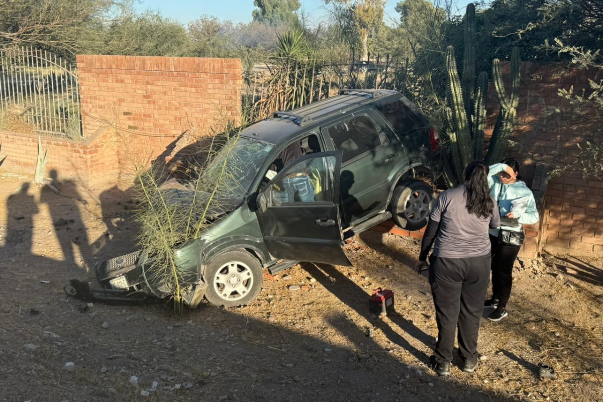 Mujer hospitalizada tras volcarse en la Torreón-Matamoros