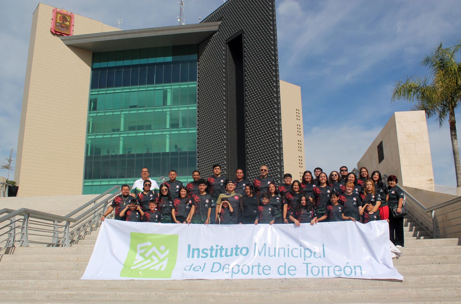 Un largo viaje internacional, inició ayer para los deportistas laguneros, que
se prepararon intensamente para el gran compromiso. (Especial)