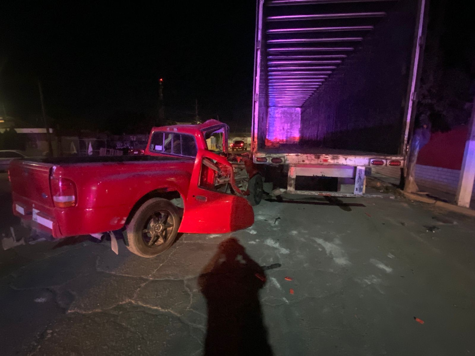 Camioneta choca contra caja de tráiler estacionada en Gómez Palacio