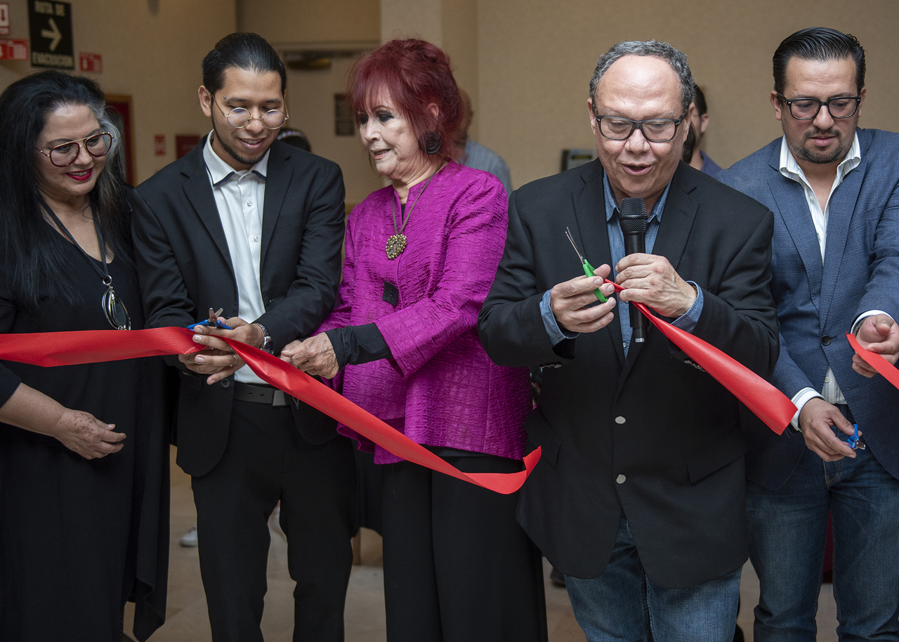 La organizadora del evento Rosario Rodríguez, junto a autoridades municipales e invitados, realizaron el corte de listón.- ÉRICK SOTOMAYOR FOTOGRAFÍA.