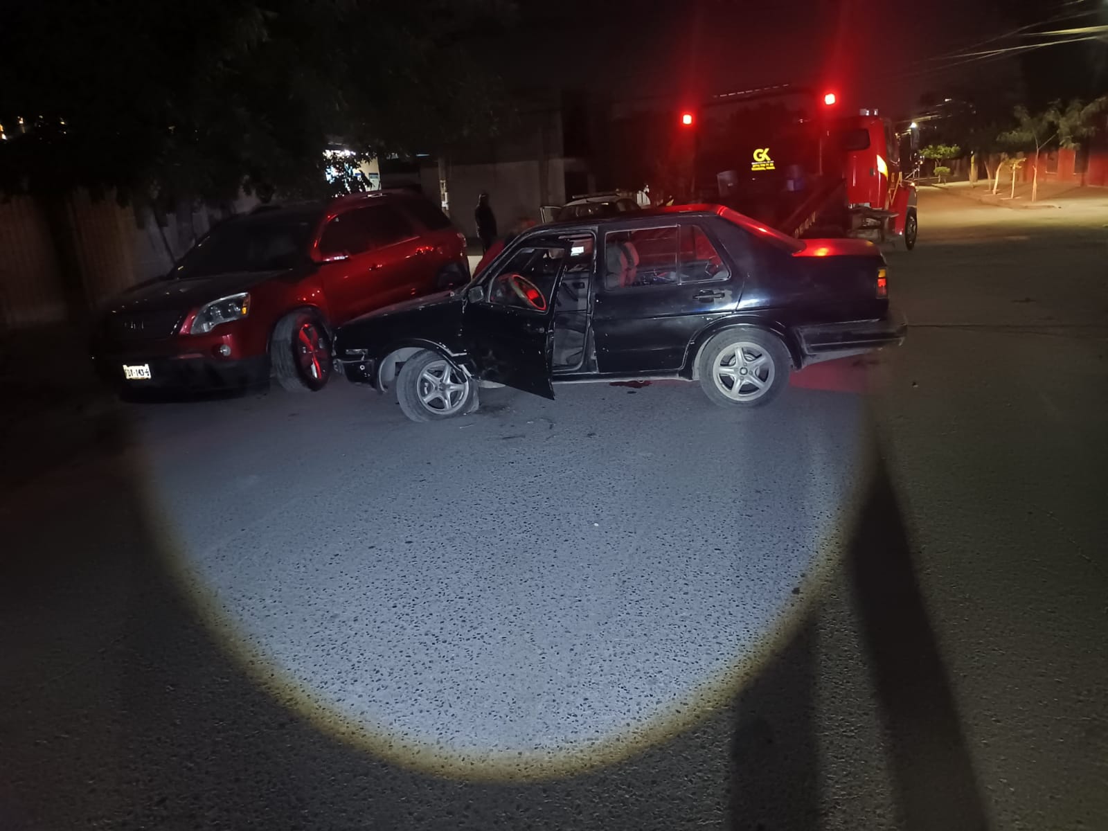 Conductor alcoholizado choca contra camioneta estacionada