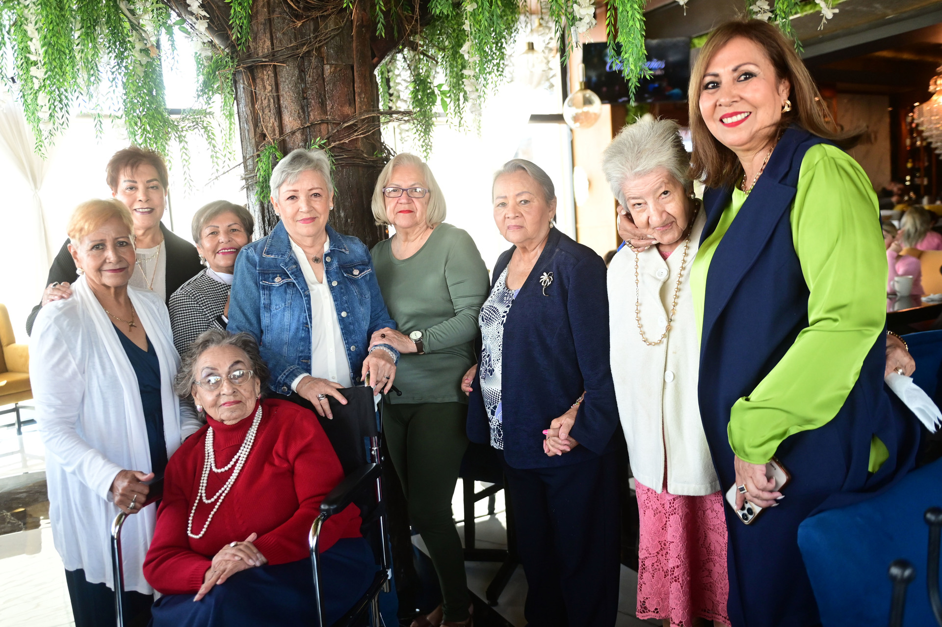 Celia Flores Gándara con sus amigas y familia. 