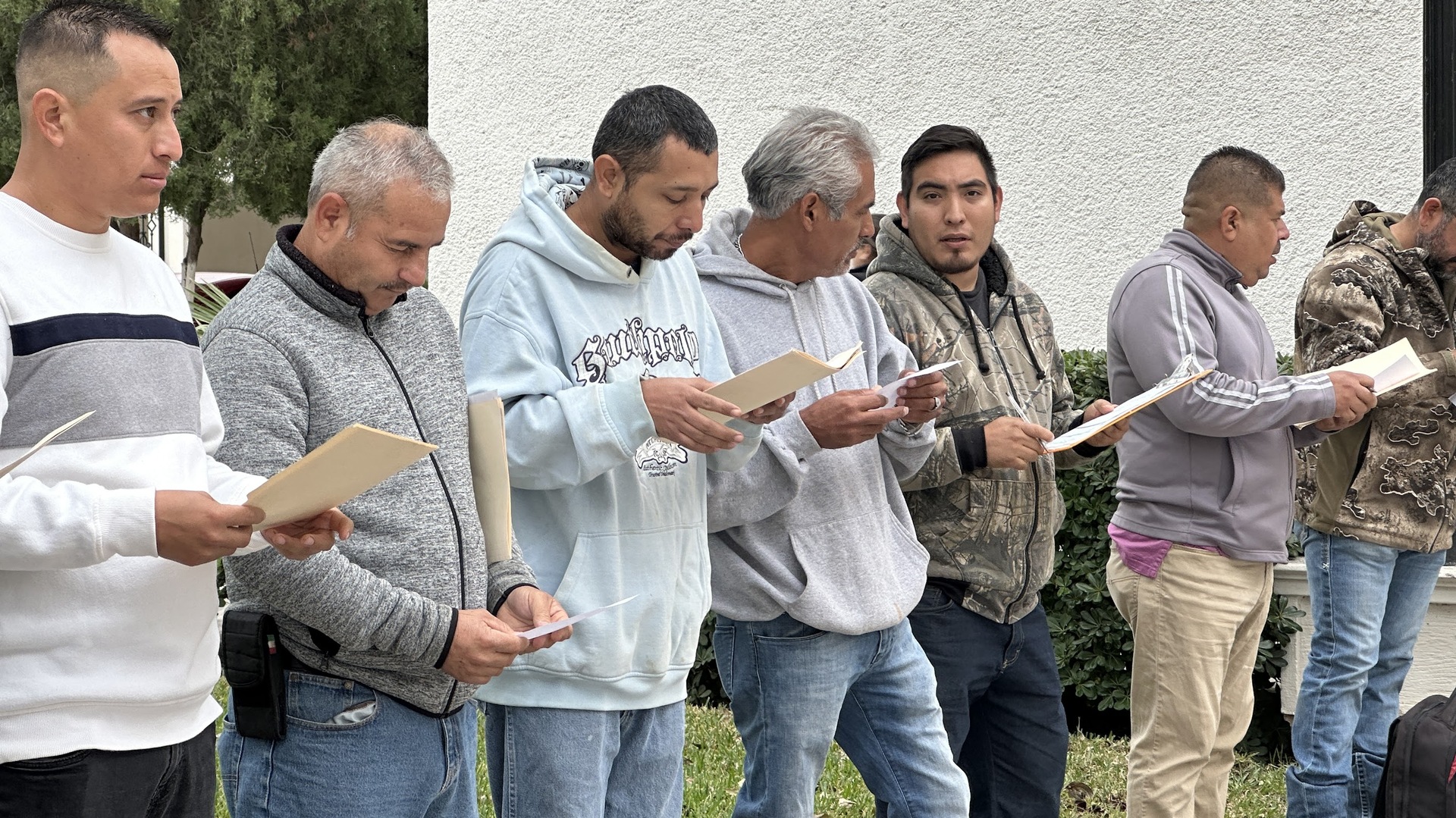 Más de 900 desempleados de AHMSA acuden a feria del empleo