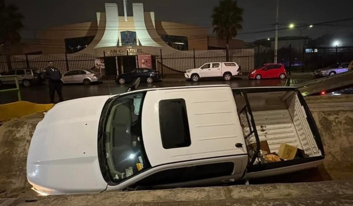 Conductor acelerado derrapa y cae a canal pluvial