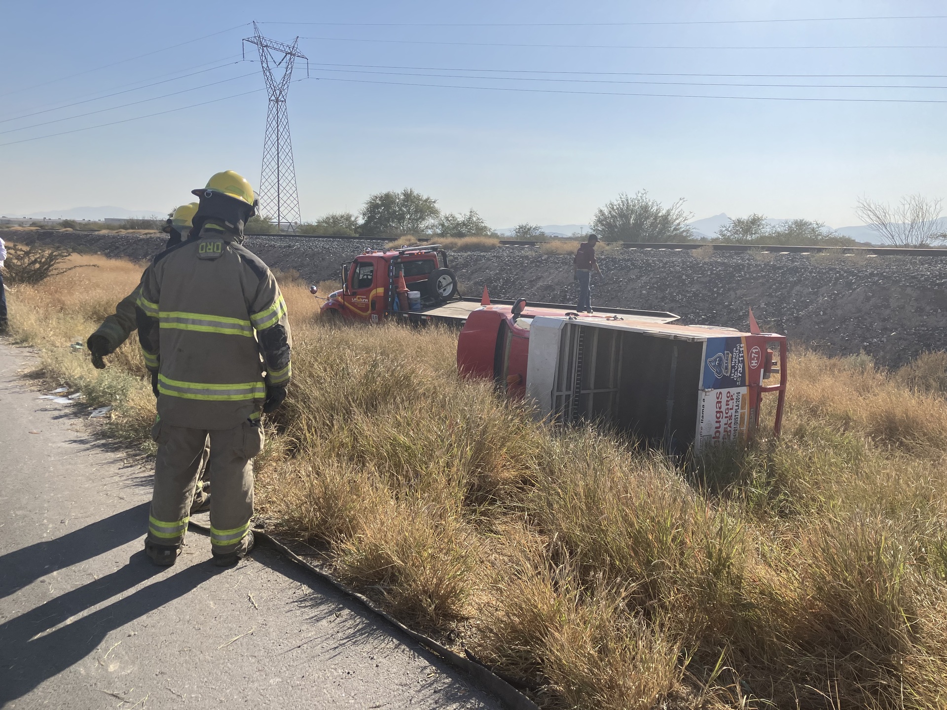 Volcadura de camioneta repartidora de gas deja tres lesionados en Gómez Palacio