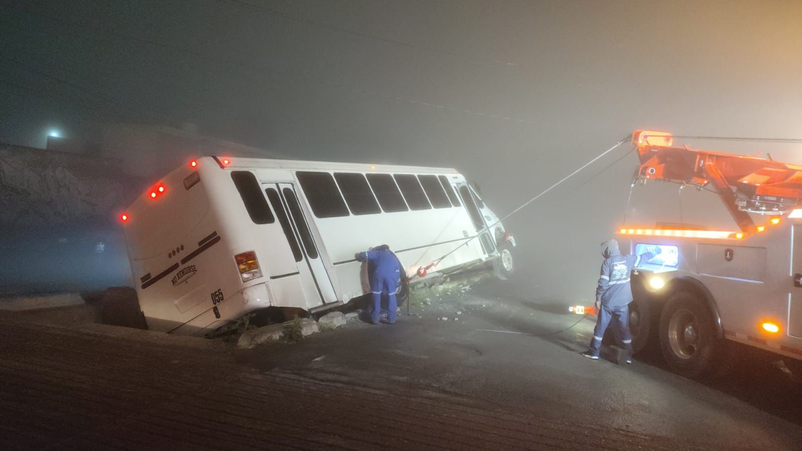 Unidad de transporte de personal cae a canal pluvial en Saltillo