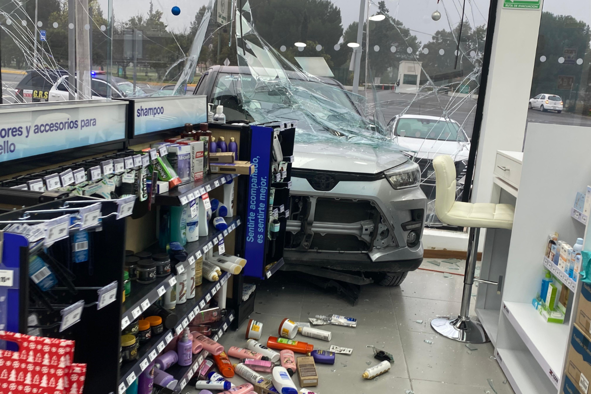 Camioneta se estrella contra farmacia en Saltillo tras confusión de pedales