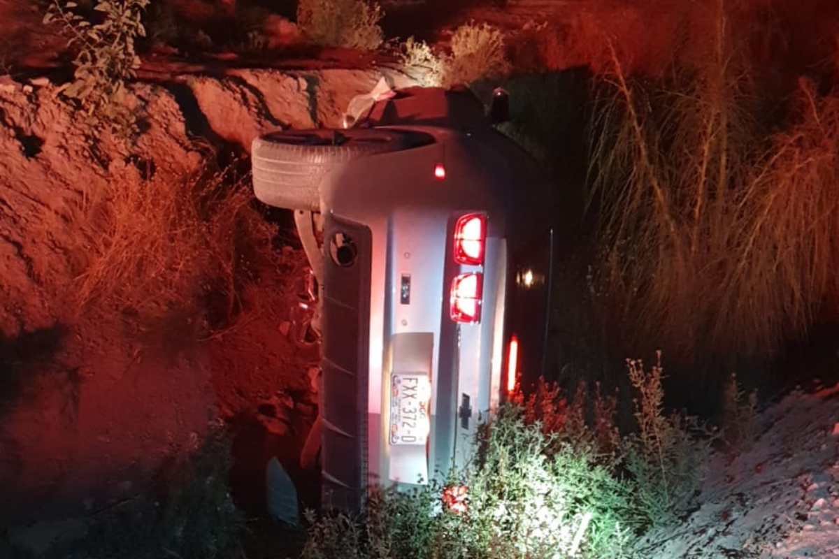 Auto volcado y abandonado en Torreón tras accidente en exceso de velocidad