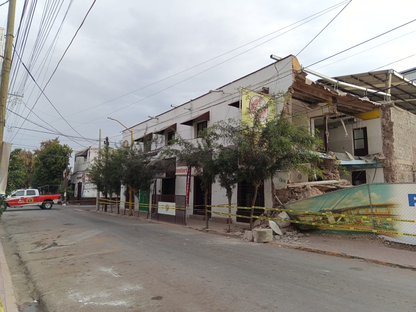 Derrumbe de barda en escuela de Lerdo (EL SIGLO DE TORREÓN)
