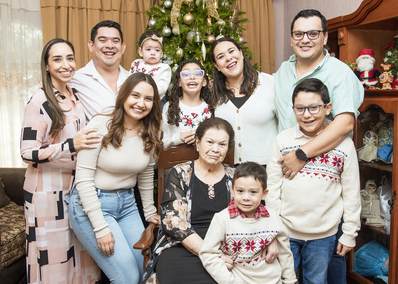 Aurora Zapata Moreno con sus hijos Claudia y Víctor de León; sus nietos Mariel, Cecy y Victoria de León Quiñones, Santiago y Matías Obregón de León; su nuera Amanda Quiñones y su yerno Javier Obregón.- ÉRICK SOTOMAYOR FOTOGRAFÍA