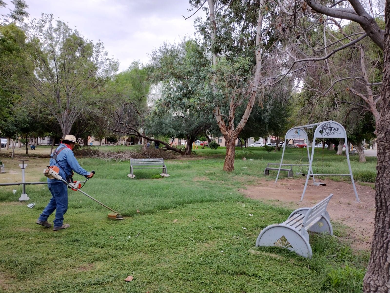 Realizan mejoras en plazas públicas de Gómez Palacio