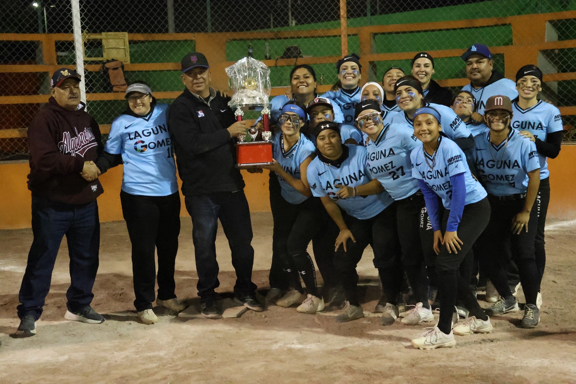 Todo un éxito, resultó la primera temporada de la Liga Mayor de Softbol Femenil de La Laguna, en la que el equipo gomezpalatino obtuvo un gallardete que por siempre será histórico en este deporte. (Especial)