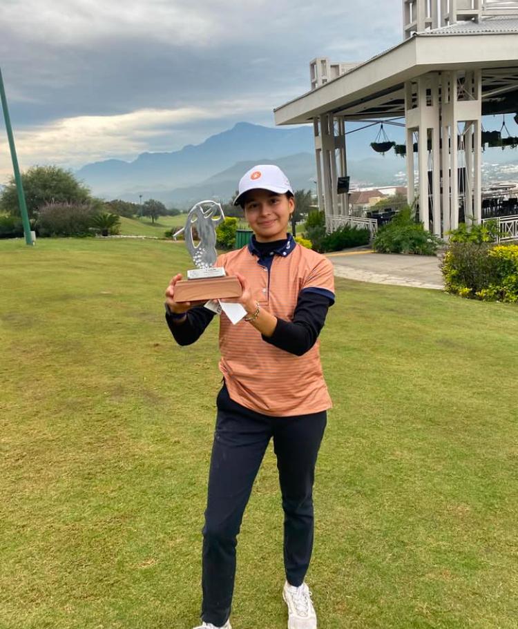 La destacada golfista lagunera Regina Jiménez Jardón, se quedó con la
posición de honor en la categoría de 18 años y menores femenil, que tuvo
como sede el Club de Golf La Herradura de la Sultana del Norte. (Especial)