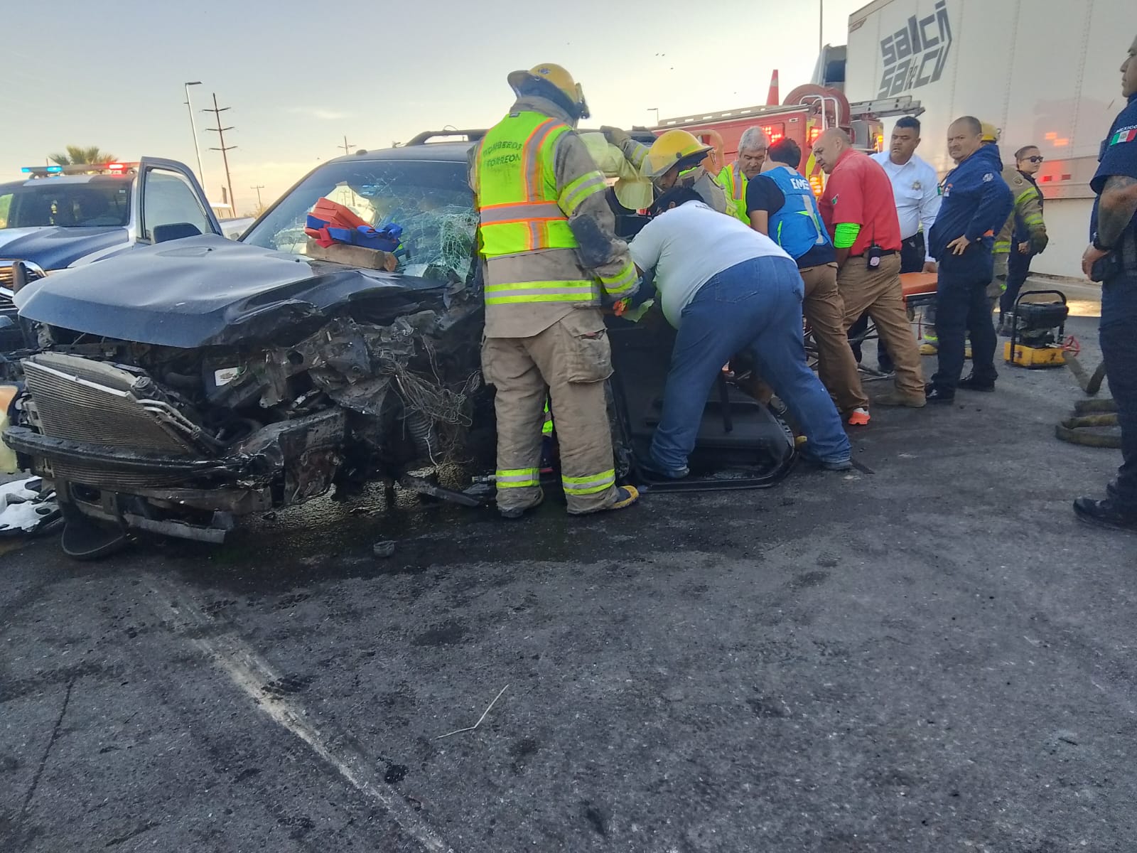 Joven queda prensado tras choque entre camioneta y tráiler en el bulevar Mieleras