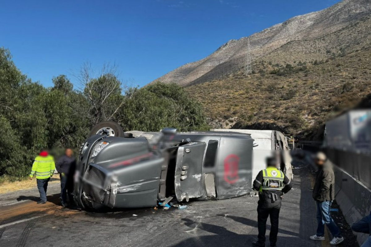 Tráiler vuelca en la Carretera Federal 57 y bloquea circulación