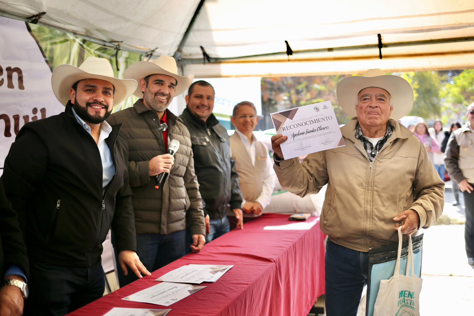 Entregan 5.4 toneladas de semilla de avena forrajera a productores de Saltillo y la Laguna