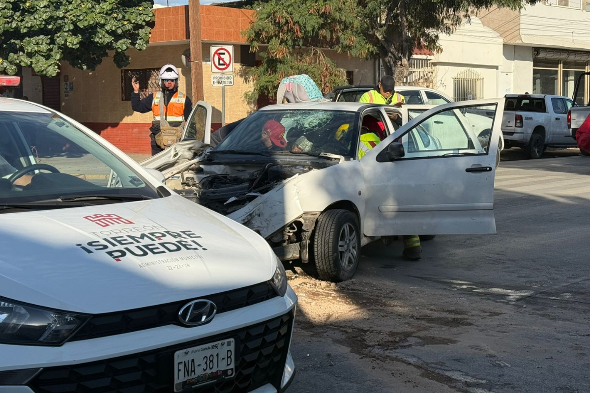 Accidente en Torreón deja una mujer lesionada y daños por 45 mil pesos