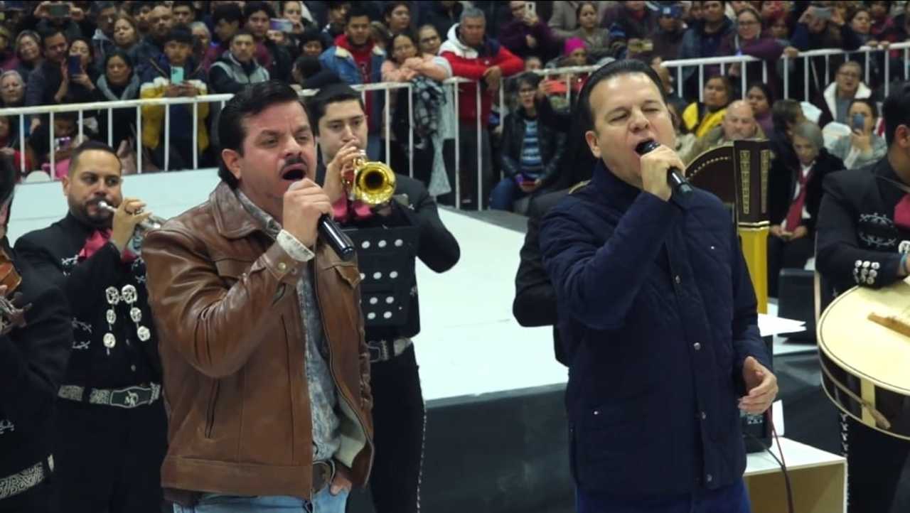 El gobernador de Durango le cantó a la Virgen de Guadalupe.