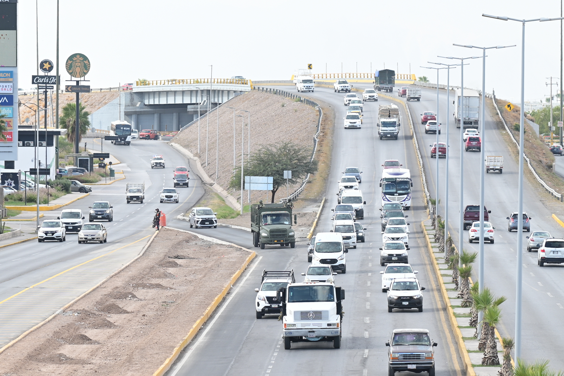 Refuerzan vigilancia vial en Giro Independencia y Centro de Torreón ante alto tráfico vehicular