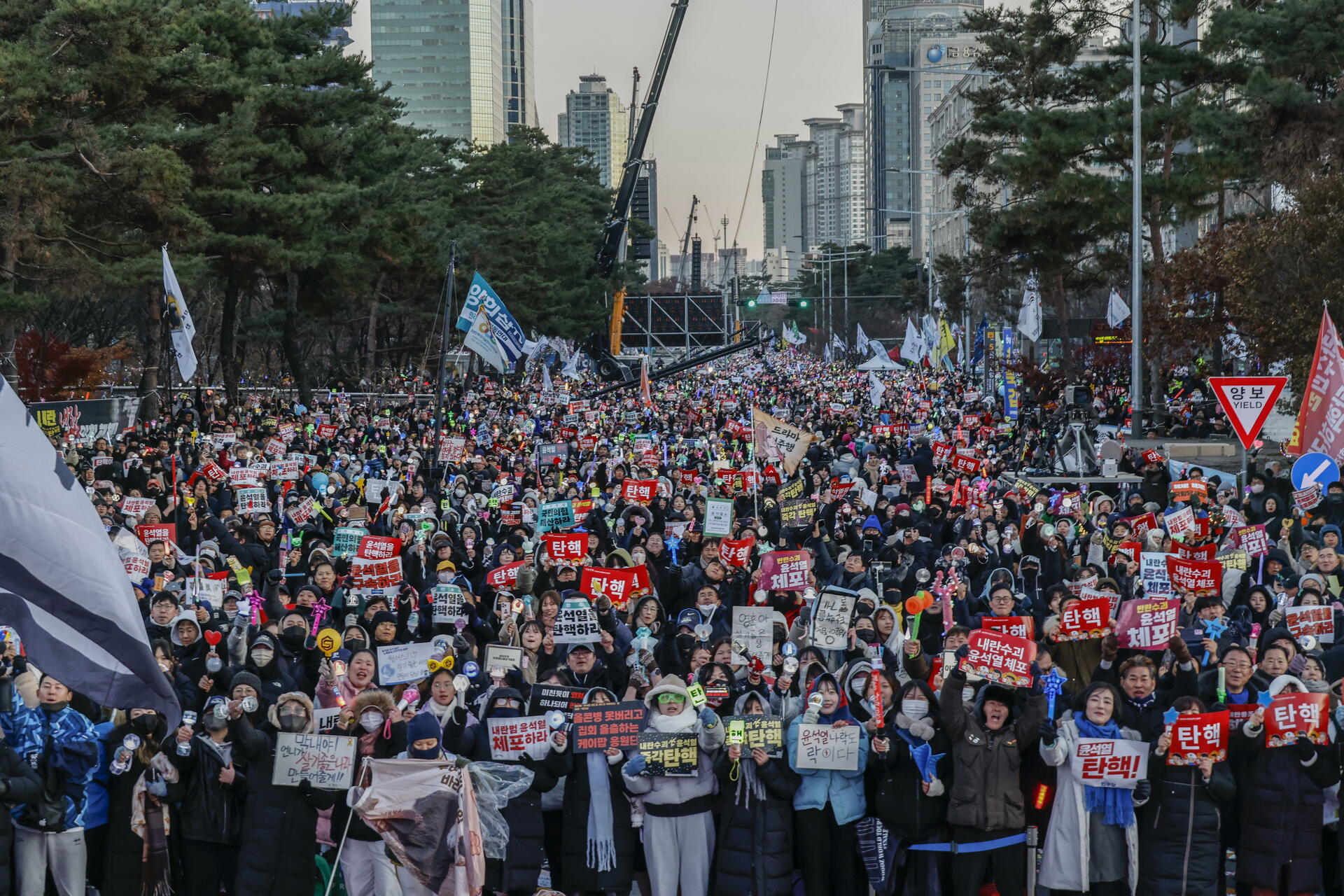 Aprueban moción para juicio al presidente Yoon Suk Yeol de Corea del Sur