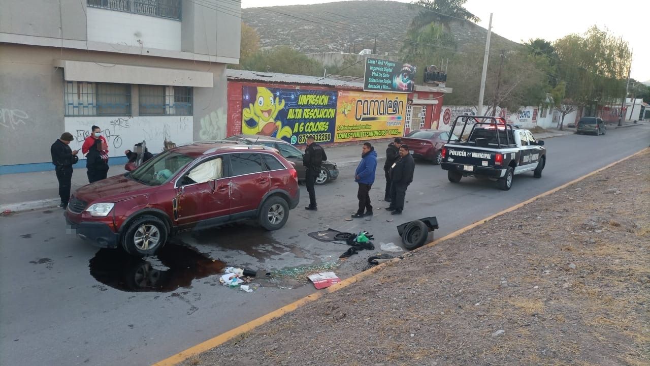 Vagoneta de la marca Saturn, modelo 2008, color rojo. (EL SIGLO DE TORREÓN)