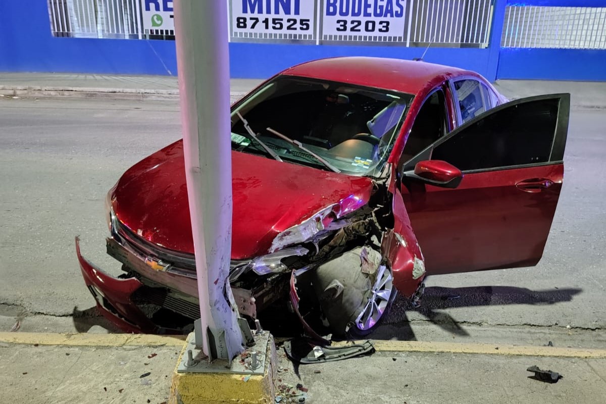 Destruye su auto al chocar contra el poste de una luminaria durante la madrugada