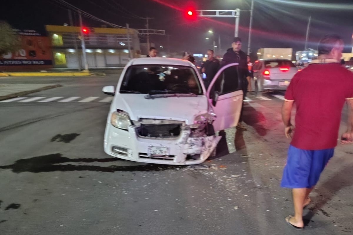 Ebrio al volante invade carril contrario y choca contra un auto y una camioneta