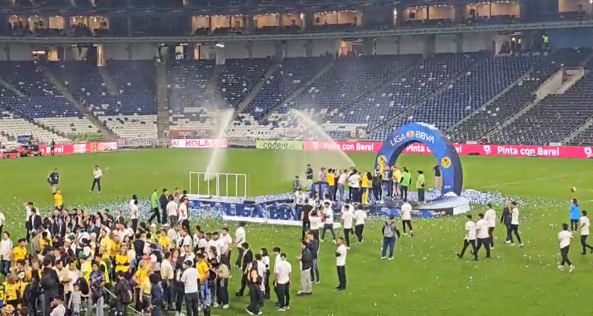 Aspersores interrumpen celebración del América en estadio BBVA | VIDEO